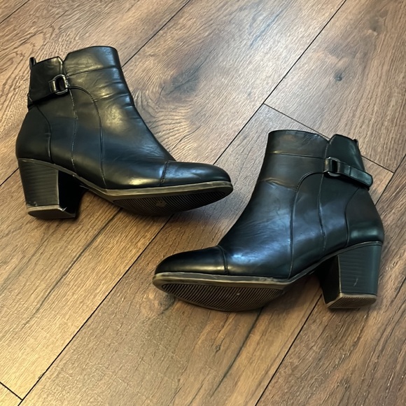 Catherine’s faux leather ankle boots - Picture 6 of 7